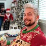Während Familie Rathbone gerade die diesjährigen Fotos für die Weihnachtskarte machen lässt, füttert Papa Jackson noch schnell den Jüngsten Felix mit Fläschchen. Was der Sohn von seinem Ugly Christmas Sweater hält, kann er aber wohl erst nächstes Weihnachten erzählen.