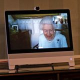 Und wie es aussieht, hat die Queen großen Spaß an den Online-Audienzen.