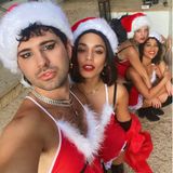 Sexy Santas: Zusammen mit ihren Freunden Vince, GG Magree und Alexandra bringt sich Vanessa Hudgens schon mal in Weihnachtsstimmung.