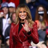 Bei ihrem ersten Auftritt nach der Niederlage von Donald Trump zeigt sich Melania Trump in einem Look, den sie so ähnlich bereits unzählige Male getragen hat. Rot scheint eine der Lieblingsfarben in der Garderobe der amtierenden First Lady zu sein. Deshalb wählt sie auch diesmal einen roten, wadenlangen Trenchcoat in Lederoptik. Dazu kombiniert sie Schwarz. Warum Melania immer zu Rot greift, lässt sich natürlich nicht eindeutig sagen. Aber Rot ist nunmal eine Powerfarbe und die verleiht Melania jede Menge Ausstrahlung. 