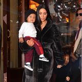 Mit gut einem Jahr hatte Kim Kardashians Sohn Saint schon ein ziemlich lässiges Lächeln drauf, von Mama herumtragen lassen, hatte er sich aber doch noch.
