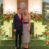 In diesem Jahr steht die Weihnachtsdekoration im Weißen Haus unter dem Motto "America the Beautiful". Bei einem Besuch mit ihrem Mann Jared Kushner können wir Ivanka Trump fast gar nicht von den schillernden Christbaumkugeln unterscheiden. Das glitzernde Midikleid mit roter Schleife um die Taille passt definitiv hervorragend in die Landschaft. 