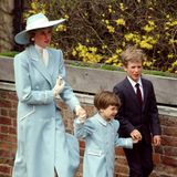 Hach, wir lieben diese Retro-Bilder und schwelgen in Erinnerungen! Hier ist Prinzessin Diana (†) 1987 mit dem kleinen Prinz William und ihrem Neffen Peter Phillips unterwegs zum Oster-Gottesdienst. Diana trägt einen blass-blauen Mantel mit doppelter Knopfleiste und weißen Applikationen von Catherine Walker - William trägt eine Mini-Version davon.