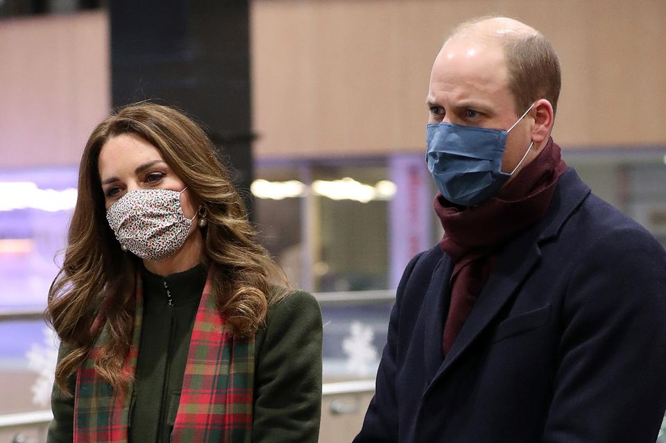 Herzogin Catherine: Bei ihrer Abreise in London verrät der rot-grüne Schal mit Schottenkaro das erste Reiseziel der beiden: Schottland. Bei ihrer Abreise in London verrät der rot-grüne Schal mit Schottenkaro das erste Reiseziel der beiden: Schottland.