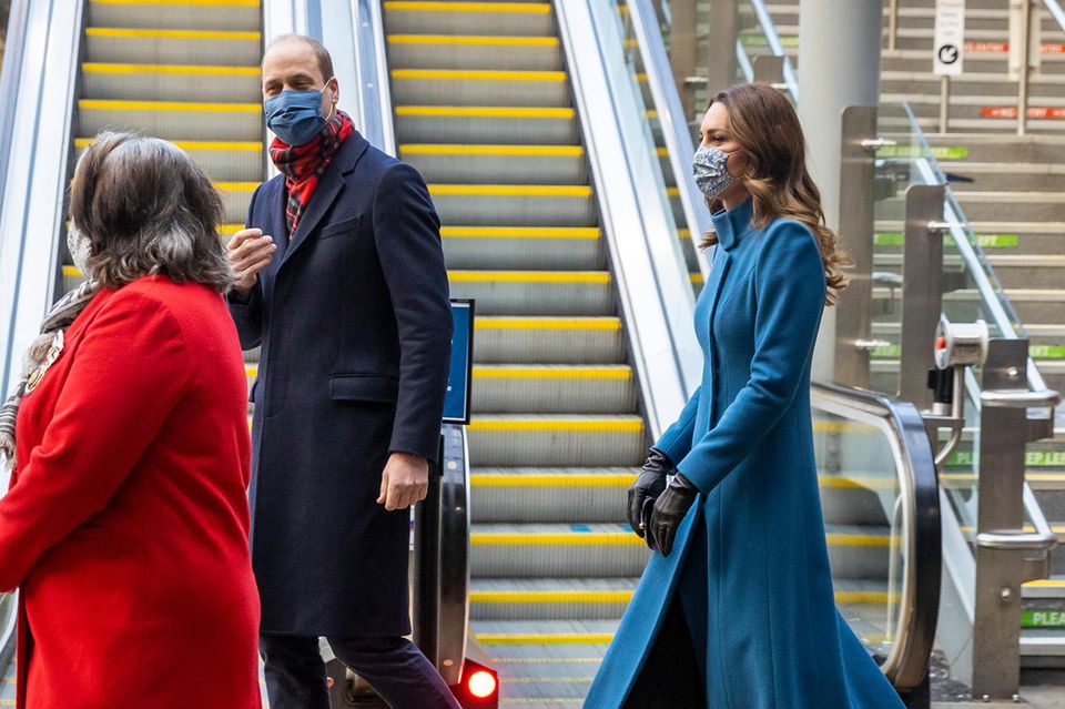 Herzogin Catherine: Top gestylt kommen William und Kate in Edinburgh an. Top gestylt kommen William und Kate in Edinburgh an.