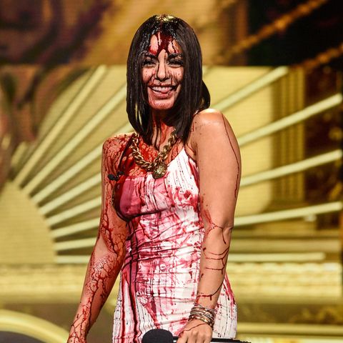 6. Dezember 2020  Blutbad auf der Bühne: Moderatorin Vanessa Hudgens kann sich bei den MTV Movie & TV Awards über eine kräftige Dusche mit Kunstblut freuen. Was tut man nicht alles für einen guten Grusel-Effekt?!