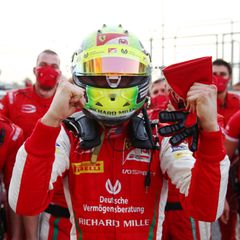 6. Dezember 2020  Mick Schumacher hat jeden Grund zum Feiern. Er hat in Bahrain nämlich gerade die Formel 2 gewonnen. Wir gratulieren!