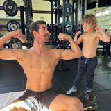 "Meine Muskeln sind größer, Papa": Mit diesem selbstbewussten Satz tritt Boomer im Muskelvergleich gegen Papa Michael Phelps an. Und der Vierjährige macht dem ehemaligen Schwimmstar jetzt schon mächtig Konkurrenz! Ob er mal in die Fußstapfen des Rekord-Goldmedaillen-Gewinners treten wird, ist vielleicht nur eine Frage der Zeit.