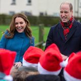 Der zweite Termin führt Kate und William zu einer Schule in der englischen Kleinstadt Berwick-upon-Tweed. Vor Ort werden sie von kleinen aufgeregten Weihnachtsmännchen begrüßt.