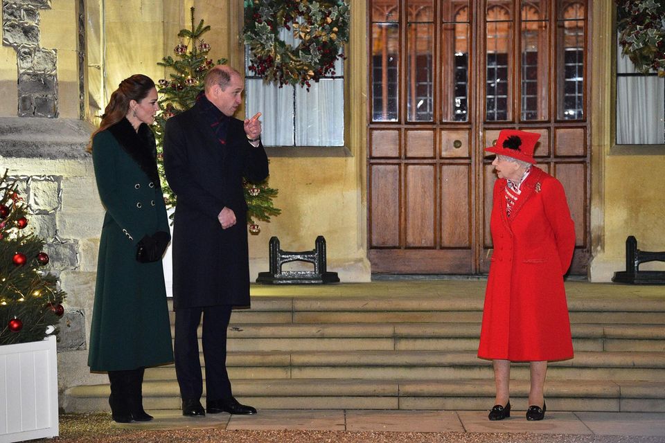 Herzogin Catherine: Beim letzten Termin der Reise setzt Herzogin Catherine auf einen besonderen Mantel, der das perfekte Pendant zum roten Look der Queen darstellt. Beim letzten Termin der Reise setzt Herzogin Catherine auf einen besonderen Mantel, der das perfekte Pendant zum roten Look der Queen darstellt.