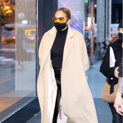 Für Jennifer Lopez ging's im Luxuslook zum Luxus-Shopping bei Hermès, Chanel und Dior an der Madison Avenue in New York. Die Sonnenbrille ist von Fendi, die Tasche von Hermès – die "Tannah Booties" aus ihrer eigenen Kollektion sind wohl die günstigsten Teile an J.Los Look.