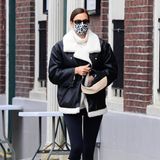 Ein weiterer Tag, ein weiteres stylishes Outfit von Irina Shayk. Diesmal setzt das russishe Topmodel direkt auf zwei absolut angesagte Trends: weiße Stiefel und dazu eine mega lässige Lammfelljacke im Oversized-Schnitt. Um ihren farblich perfekt abgestimmten Off-Duty-Style abzurunden, kombiniert sie noch eine schwarz-weiße Tasche und coole Retro-Sonnenbrille.