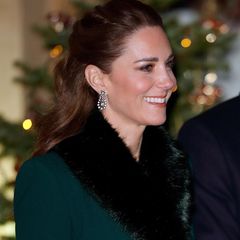 Zum Abschluss ihrer dreitägigen Tour durch England, Schottland und Wales treffen Herzogin Catherine und Prinz William auf Schloss Windsor die Queen, Prinz Charles und Herzogin Camilla. Zu diesem besonderen Anlass wählt Kate die hängenden "Diamond Frame"-Ohrringe, die eine Leihgabe von der Queen sind. Die Monarchin hat die funkelnden Schmuckstücke bestimmt wieder erkannt... 