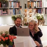 Für ein virtuelles Treffen mit einem sozial engagierten Rentner-Ehepaar haben sich Prinz Haakon und Prinzessin Mette-Marit kurzerhand eine kleine Büroecke in ihrer gemütlichen Bibliothek eingerichtet. Im Hintergrund ist bereits alles weihnachtlich dekoriert, Kerzen leuchten und überall stehen frische Blumen. So lässt es sich doch arbeiten!