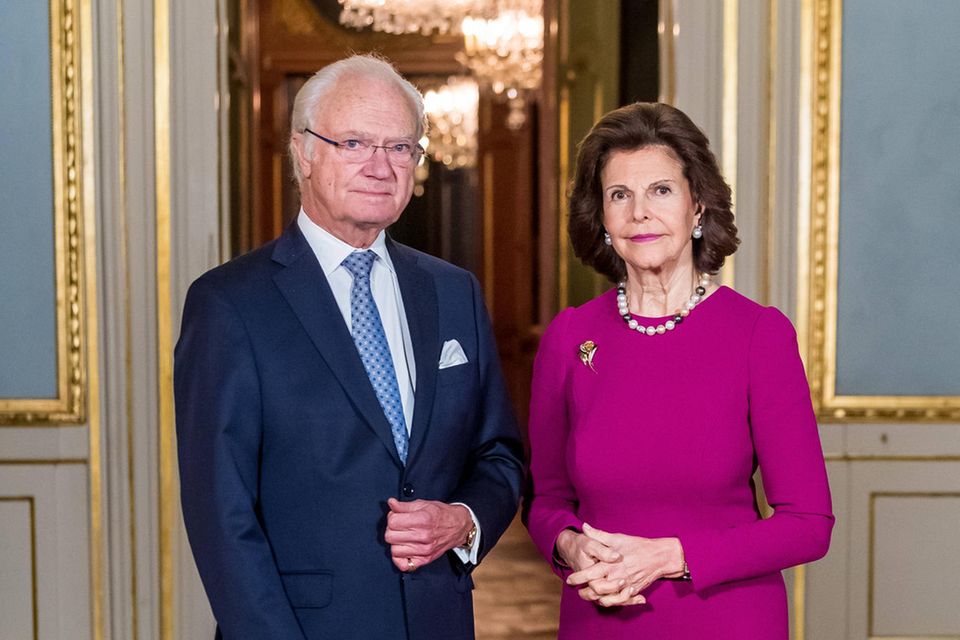 2020  Dieses Jahr ist alles anders: Von König Carl Gustaf und Königin Silvia wird es anlässlich der Nobelpreisverleihung 2020 wohl nur dieses offizielle Bild geben. Denn die Verleihung findet aufgrund der Pandemie ausschließlich digital statt. Aber blicken Sie hier mit uns zurück auf die Höhepunkte der letzten Jahre.