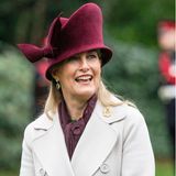 Die Größe und Form des mit roten Samt überzogenen Huts ist beachtlich. Ein skurriler Blickfang, den wir zuvor an der 55-Jährige noch nicht gesehen haben. Ob wir ihn ein zweites Mal an der Gräfin von Wessex sehen werden? Wir sind gespannt. 