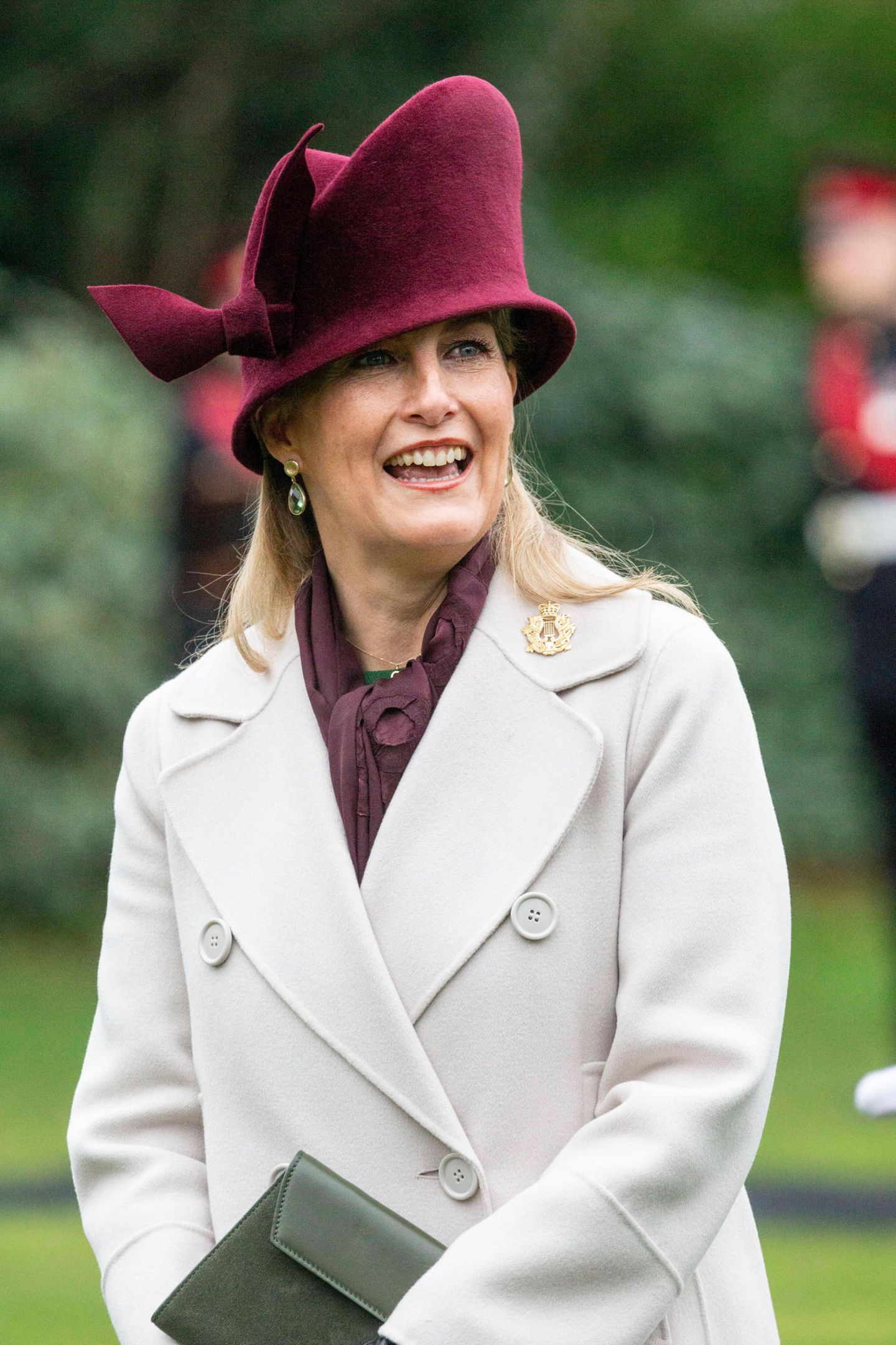 Die Größe und Form des mit roten Samt überzogenen Huts ist beachtlich. Ein skurriler Blickfang, den wir zuvor an der 55-Jährige noch nicht gesehen haben. Ob wir ihn ein zweites Mal an der Gräfin von Wessex sehen werden? Wir sind gespannt. 