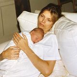 10. Dezember 2020  Erschöpft, aber glücklich: Michelle Pfeiffer überrascht ihre Instagram-Fans mit einem privaten Schnappschuss, aufgenommen kurz nach der Geburt ihres Sohnes John Henry, der am 5. August 1994 geboren wurde. Zusammen mit ihrem Ehemann David E. Kelley hat sie außerdem die ein Jahr ältere Adoptivtochter Claudia Rose.