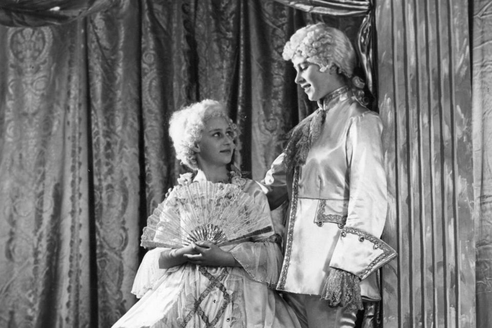 Queen Elizabeth: Prinzessin Margaret als Cinderella und Queen Elizabeth als Prinz Florizel bei ihrer Aufführung 1941 auf Schloss Windsor Prinzessin Margaret als Cinderella und Queen Elizabeth als Prinz Florizel bei ihrer Aufführung 1941 auf Schloss Windsor