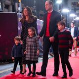 Am Eingang wird die Familie zu dieser Sondervorstellung begrüßt, mit der die "National Lottery" Menschen in systemrelevanten Berufen für ihren Einsatz während der Coronakrise danken möchte. 