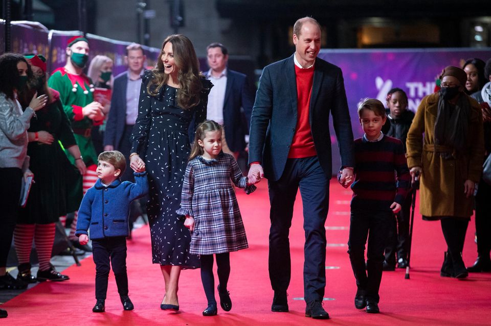 Das gab es noch nie! Für Prinz Louis, Prinzessin Charlotte und Prinz George ist das der erste Red-Carpet-Aufritt. Mit ihren Eltern Herzogin Catherine und Prinz William besuchen die royalen Fünf die Pantomime-Show "Pantoland at The Palladium" in London. 