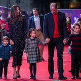 Was für ein schöner Anblick, der uns am gestrigen Abend (11. Dezember) geboten wurde: Herzogin Kate und Prinz William erscheinen mit ihren drei Kindern zur Pantomimen-Sondervorstellung "Pantoland at The Palladium" in London. Dabei hat sich die Familie nicht nur farblich in dunkelblau, weiß und rot abgestimmt. Prinzessin Charlotte trägt wie ihre Mutter ein süßes Muster-Kleid, George und Louis setzen auf eine dunkle Anzugshose - wie ihr Vater. Besonders süß: Prinz Louis trägt eine royalblaue Wolljacke des Labels Amaia Kids, in der sich bereits sein älterer Bruder George vor einigen Jahre zeigte. 