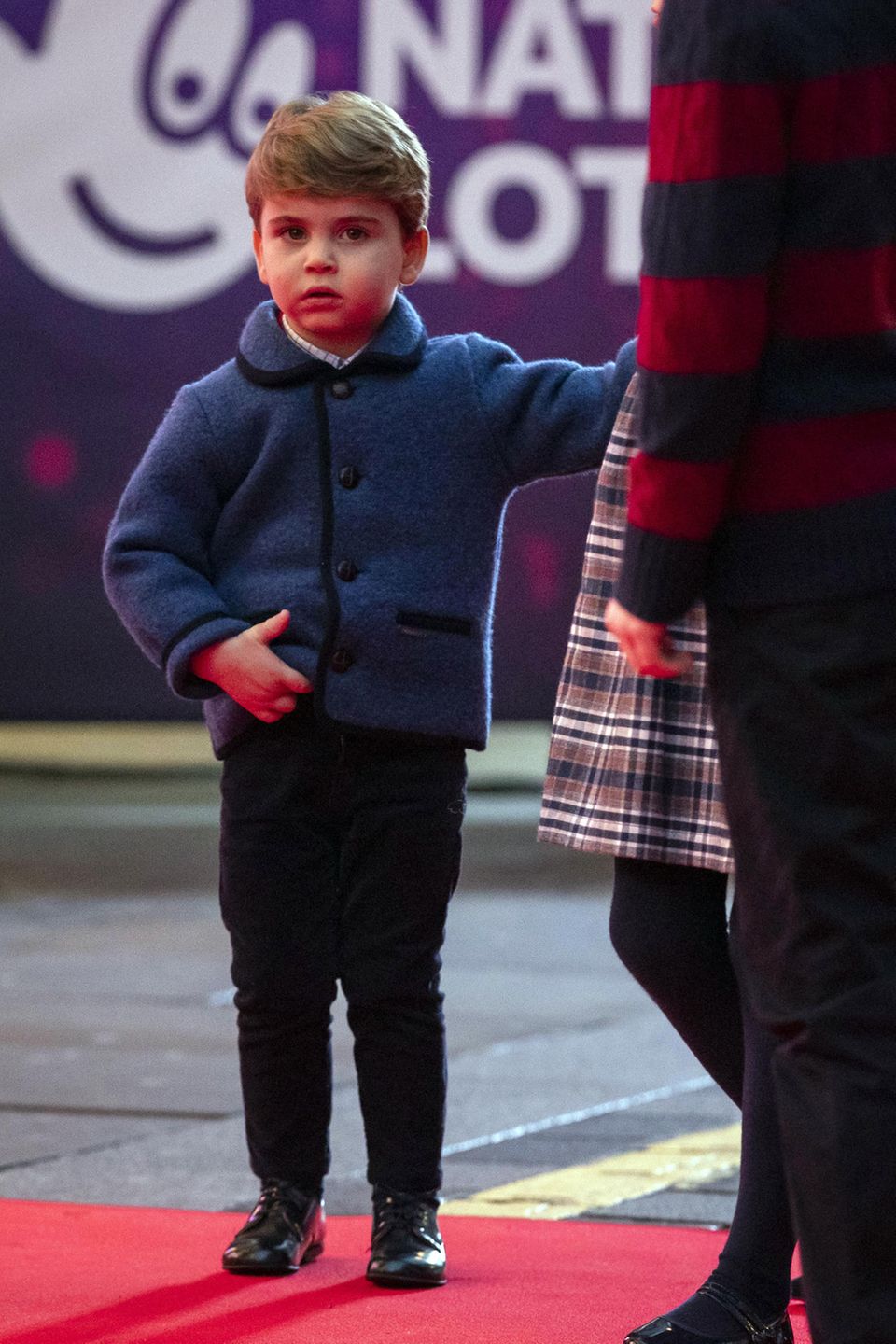 Royals auf dem roten Teppich: Prinz Louis schaut etwa skeptisch beim Red-Carpet-Debüt, doch die Fans lieben seinen schicken Ausgeh-Look. Prinz Louis