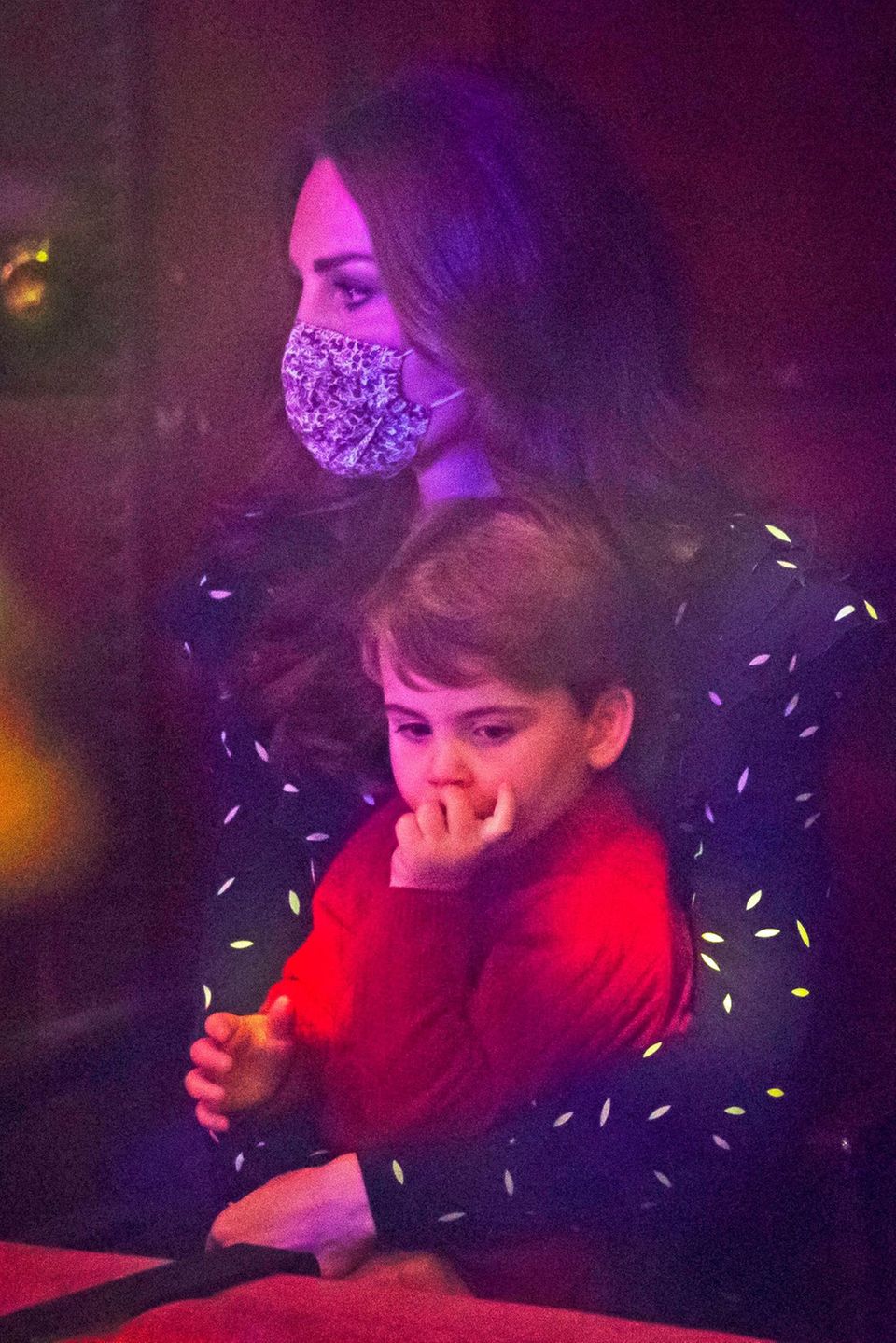 Royals auf dem roten Teppich: Auf dem Schoß von Mama Kate lutscht Prinz Louis verträumt an seinem Daumen. Herzogin Catherine und Prinz Louis