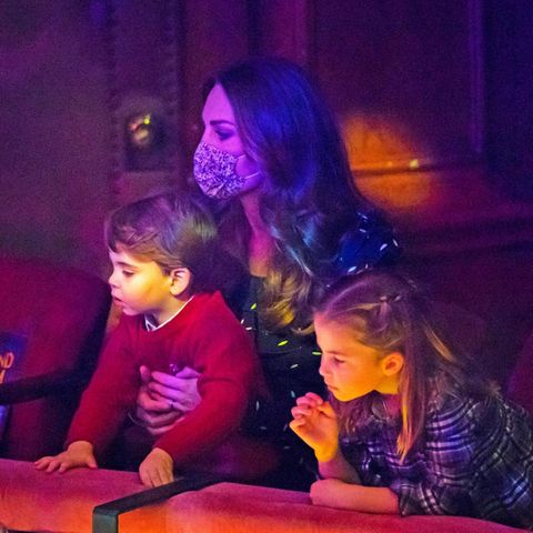 Royals auf dem roten Teppich: Prinz Louis, Herzogin Catherine und Prinzessin Charlotte verfolgen gebannt das Pantomimen-Stück "Pantoland".