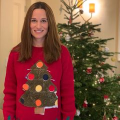 Was für ein schönes Weihnachtsfoto: Pippa Middleton gewährt uns nicht nur einen Blick auf ihren bereits geschmückten Tannenbaum, sondern auch sonst scheint die Schwester von Herzogin Kate vollends in Weihnachtsstimmung zu sein. In einem roten Pullover mit aufgedruckten Weihnachtsbaum versprüht sie auf Anhieb gute Laune. Und was wir zur Veröffentlichung des Bildes noch nicht wussten: Unter dem Tannenbaummotiv ihres Pullis versteckt sich eine kleine Babykugel. Pippa erwartet ihr zweites Kind. Was für eine süße Weihnachtsüberraschung!