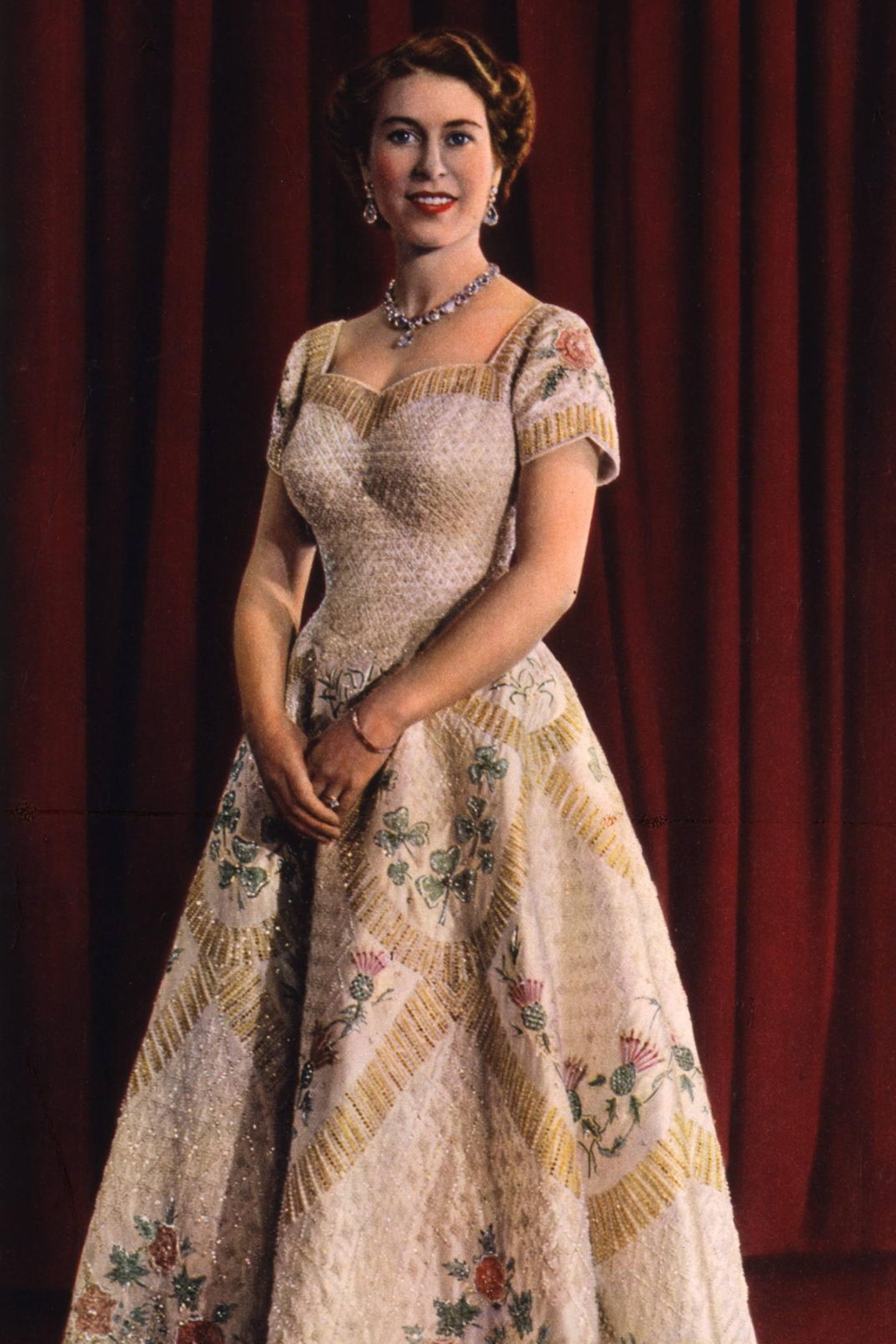 Ein bedeutender Moment für die Queen: Im Jahr 1953 wird sie zur Queen von England gekrönt und trägt dabei genau wie ihre digitale Puppe ein opulentes Kleid mit aufwendiger Stickerei. 