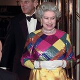 ... kann man sagen, dass die Puppe das Glitzer-Kleid mit Pailletten und Satin-Rock, welches die Queen an der Royal Variety Performance trug, sehr gut wiedergeben. 