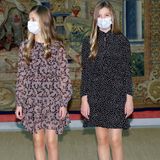 Zur Kuratoriumssitzung der "Prinzessin von Girona"-Stiftung in Madrid erscheinen Prinzessin Leonor (links) und Prinzessin Sofia (rechts) in zwei hübschen Kleidern,  die sich zwar vom Schnitt ähneln, doch im Design unterschiedlicher nicht sein könnten. Wohingegen Sofia auf ein Polka-Dot-Kleid von Zara in Schwarz-Weiß setzt, bringt Leonor durch ihr fliederfarbenes Seidenkleid des Labels Maksu Roma Farbe ins Spiel. In der Schuhwahl sind sich die Schwestern allerdings einig: Sie setzen beide auf schwarze, schlichte Ballerinas, die ihren hübschen Look gekonnt abrunden. 