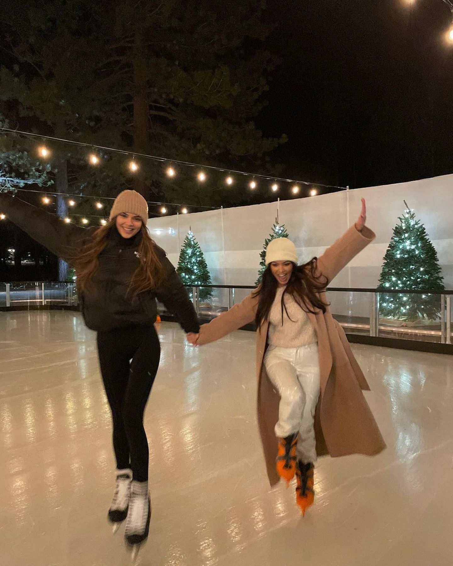 Warm und stilvoll eingepackt, vergnügen sich Kendall Jenner und Kourtney Kardashian auf einer privaten Eislaufbahn. 
