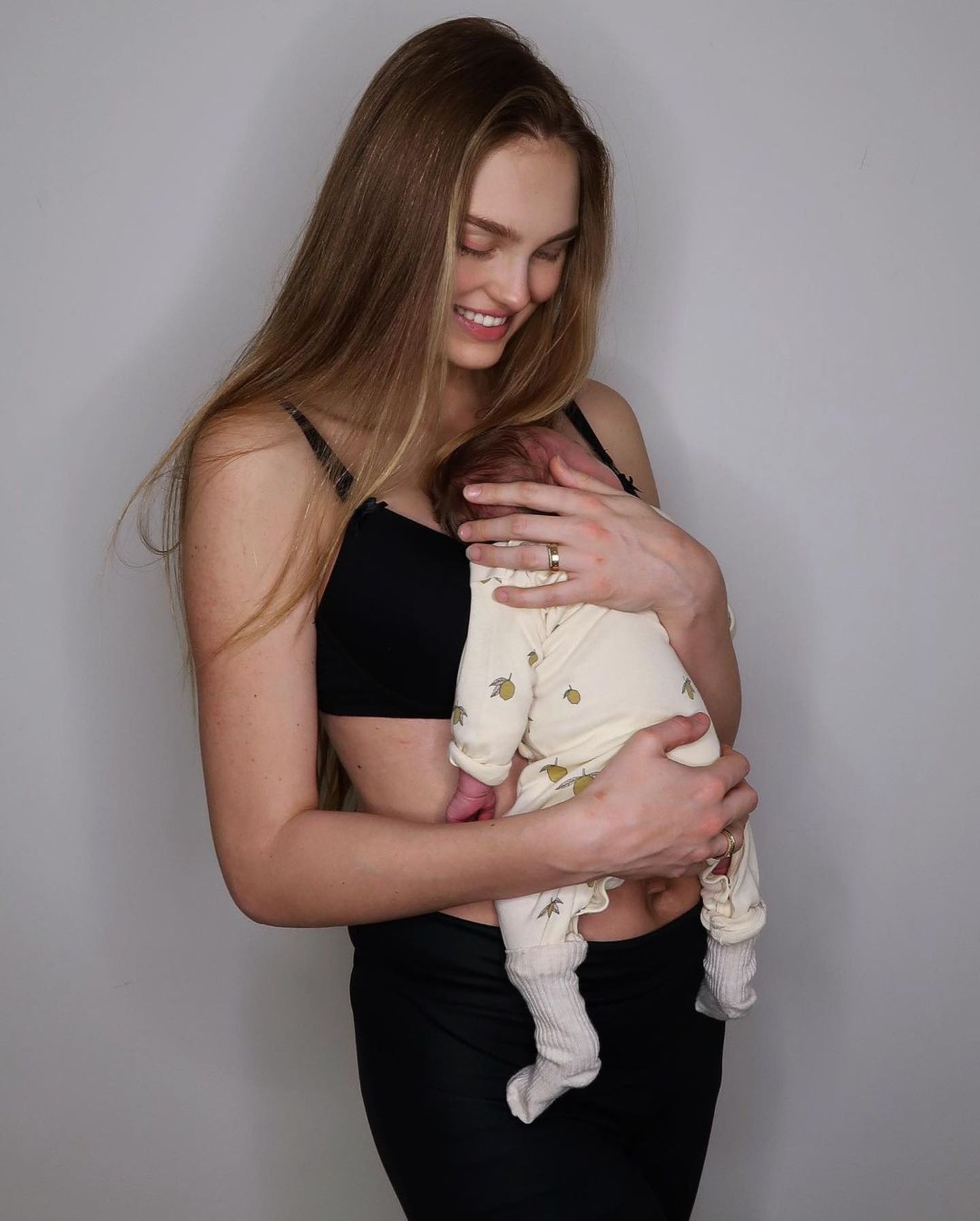 Keine zwei Wochen nach der Geburt ihrer Tochter Mint tritt Romee Strijd in BH und Leggings vor die Kamera. Überglücklich präsentiert sie sich auf Instagram und zeigt dabei ihre Figur, die nach wenigen Tagen schon wieder so schlank, wie vor der Geburt scheint. Auch ihre Modelkolleginnen sind ganz verliebt und überschütten ihren Post mit süßen Emojis.