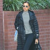 Schwarz/Weiß lautet wohl das Fashionmantra zum Jahresende von Irina Shayk. In letzter Zeit setzt das Topmodel immer wieder auf die klassische Farbkombi – und das völlig zu Recht. Ihr neuestes Outfit, bestehend aus schwarzen Leggings, Ringelshirt, Puffercoat und Combatboots, ist super lässig und absolut trendy zugleich und somit der perfekte Go-to-Look für graue New York-Tage. 
