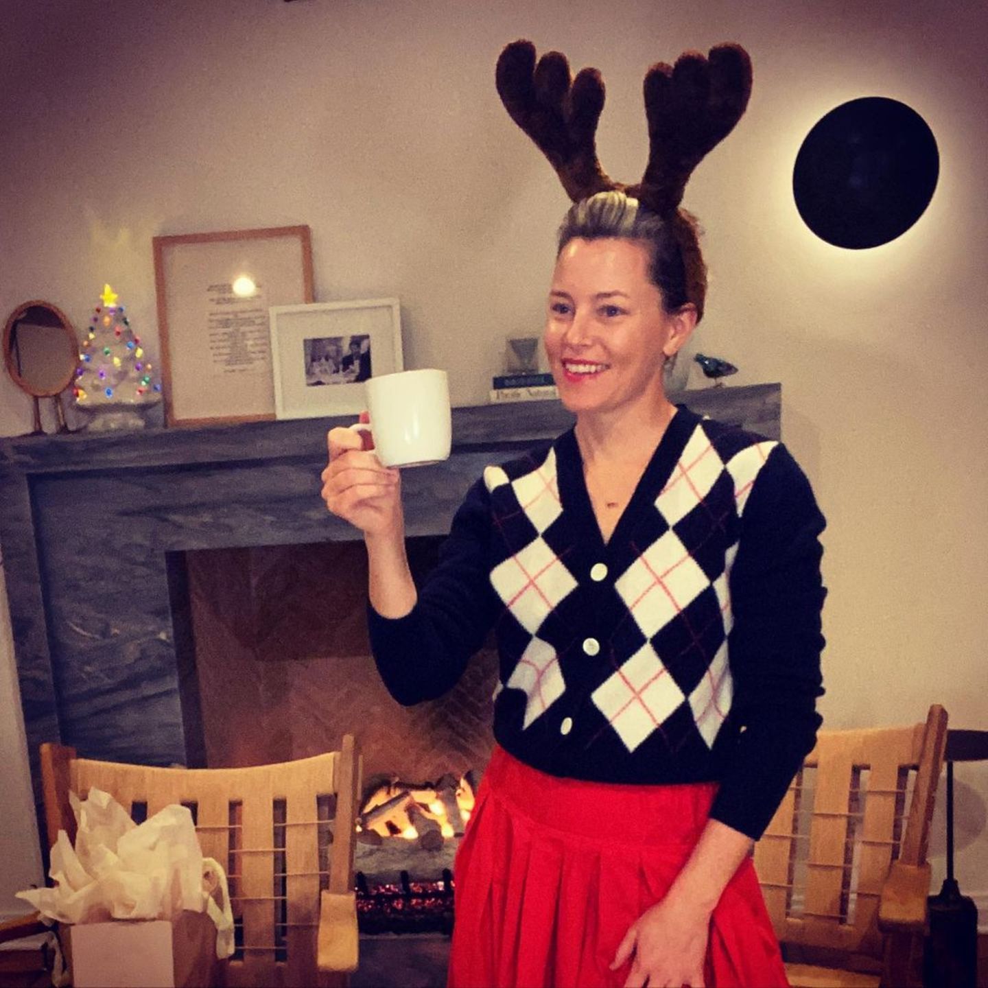 Vor dem flackernden Kamin genießt Elizabeth Banks eine Tasse Eierlikör mit einem Schuss Rum und wünscht mit Rentiergeweih auf dem Kopf ihren Fans bei Instagram ein "Happy Hanukkah".   