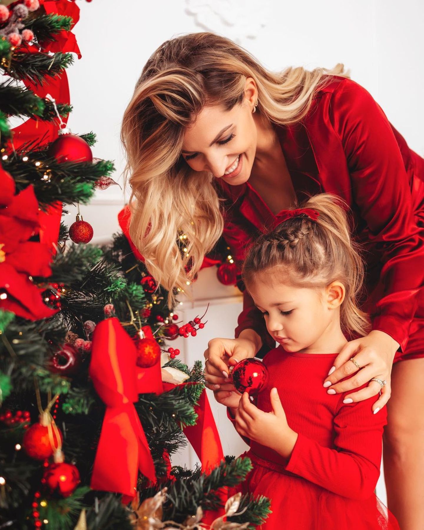 Sarah Harrison und Tochter Mia freuen sich auf Weihnachten. Das ist nicht nur an ihrem knallroten Partnerlook zu erkennen. 