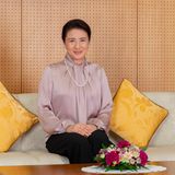 Zum 57. Geburtstag von Kaiserin Masako aus Japan am 9. Dezember veröffentlicht das Kaiserhaus diese neuen Fotos von ihr: Sie trägt eine taupe-farbene Bluse mit Raffungen und Schluppen, die sie locker geknotet hat. Dazu wählt sie eine Perlenkette und passende Perlenohrringe. 