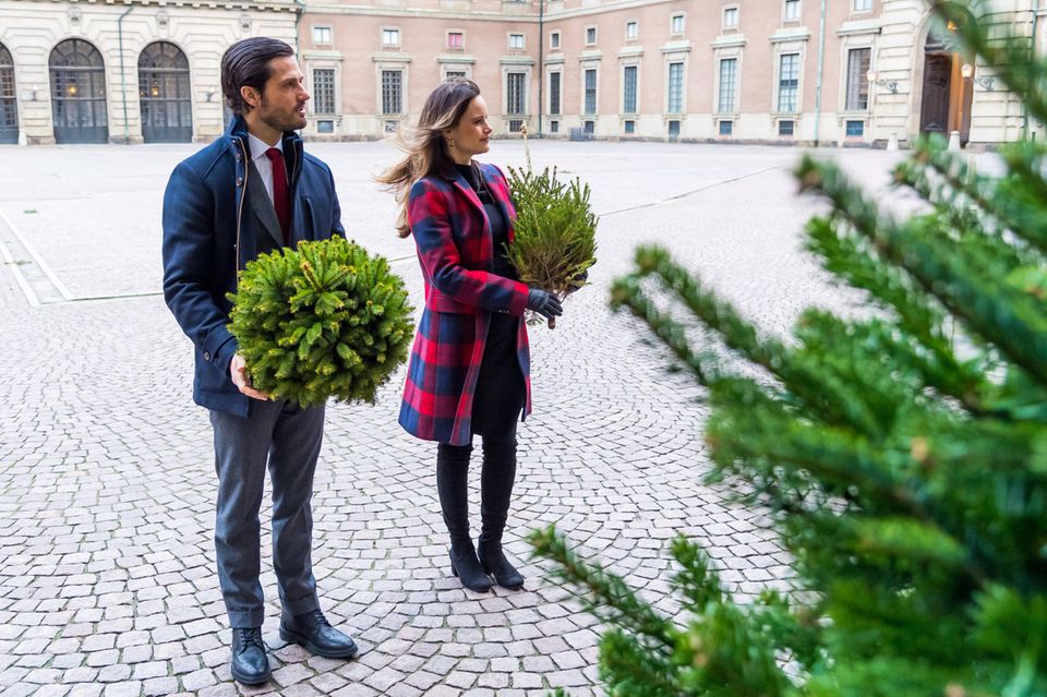 16. Dezember 2020  Prinz Carl Philip und Prinzessin Sofia absolvieren ihren ersten Termin außerhalb der Palastmauern nach Bekanntgabe der Baby-News. Vor dem schwedischen Königspalast nehmen sie Weihnachtsbäume entgegen. Dabei kann man auch einen tollen Blick auf Sofias süßen Babybauch erhaschen ...