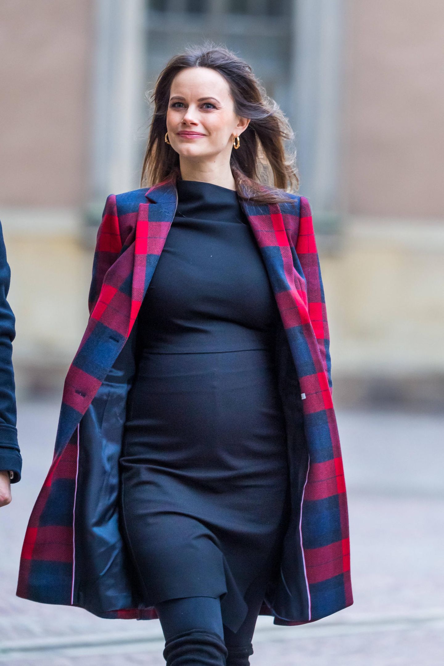 Da ist der Babybauch - und die werdende Mama strahlt! Prinzessin Sofia von Schweden absolviert ihren ersten öffentlichen Termin seit der Bekanntgabe ihrer dritten Schwangerschaft und hüllt die Babykugel in einen engen schwarzen Rock. 