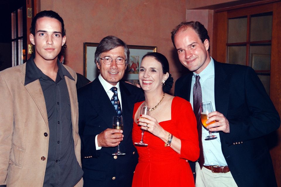 Christian Wolff mit seiner Ehefrau Marina Wolff und den beiden Söhnen Patrick Wolff (links) und Sascha Wolff (rechts) im Jahr 1998
