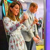 Daumen hoch für diesen sympathischen Auftritt von Herzogin Catherine und Prinz William beim Besuch einer lokalen Spielhalle auf Barry Island. 