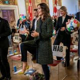 Prinzessin Mary nimmt im Kopenhagener Rathaus an einem Event zum Start der "Verdenstimen 2020" (dt.: Weltstunde 2020) teil und gibt dabei vollen Einsatz. Mit einem bunten Ball, der eigens dafür entwickelt wurde, will man Kindern die 17 Ziele der UN näher bringen.