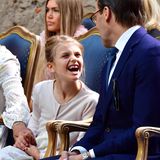 Grrr! Prinzessin Estelle zeigt beim Geburtstagskonzert für ihre Mutter Prinzessin Victoria, dass in ihr eine kleine Wildkatze schlummert. Während des Konzerts präsentiert die 8-Jährige ihrem Vater Prinz Daniel ihr schönstes Löwen-Lächeln.