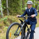 Einen Tag nach seinem 47. Geburtstag zeigt sich Prinz Daniel von seiner sportlichen Seite. Beim Besuch der "Schule des Jahres 2019" im schwedischen Eskilstuna beeindruckt er - trotz steifen Anzugs - die Kids mit einem flotten Fahrrad-Trick.