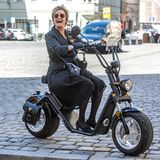 Der Anlass ist eigentlich ein trauriger, der Schnappschuss dennoch ein lustiger. Zu Trauerfeier für Georg Ratzinger fährt Fürstin Gloria von Thurn und Taxis mit einem Elektromotorrad beim St. Peter Dom in Regensburg vor. 