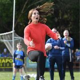Für Herzogin Catherine und Prinz William geht es auf den Sportplatz des "Salthill Knocknacarra GAA Clubs" in Galway. Und dort zeigt die Herzogin, wie gut sie am Ball bleiben kann, inklusive lustiger Grimasse. 