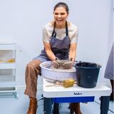 Ein bisschen krumm und schief ist das Ergebnis des ersten Töpferversuchs von Prinzessin Victoria von Schweden im Keramikzentrum in Höganäs ja schon. Der guten Laune tut das aber keinen Abbruch. 