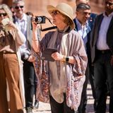Beim Staatsbesuch in Jordanien wird Königin Sonja mit einer Digitalkamera bewaffnet selbst zum Paparazzo. 
